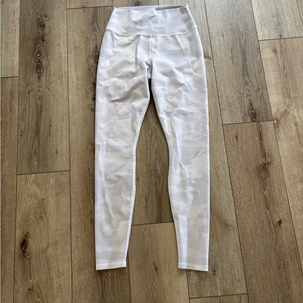 The Alo Yoga Women's High-Waist Vapor Leggings in White Camo